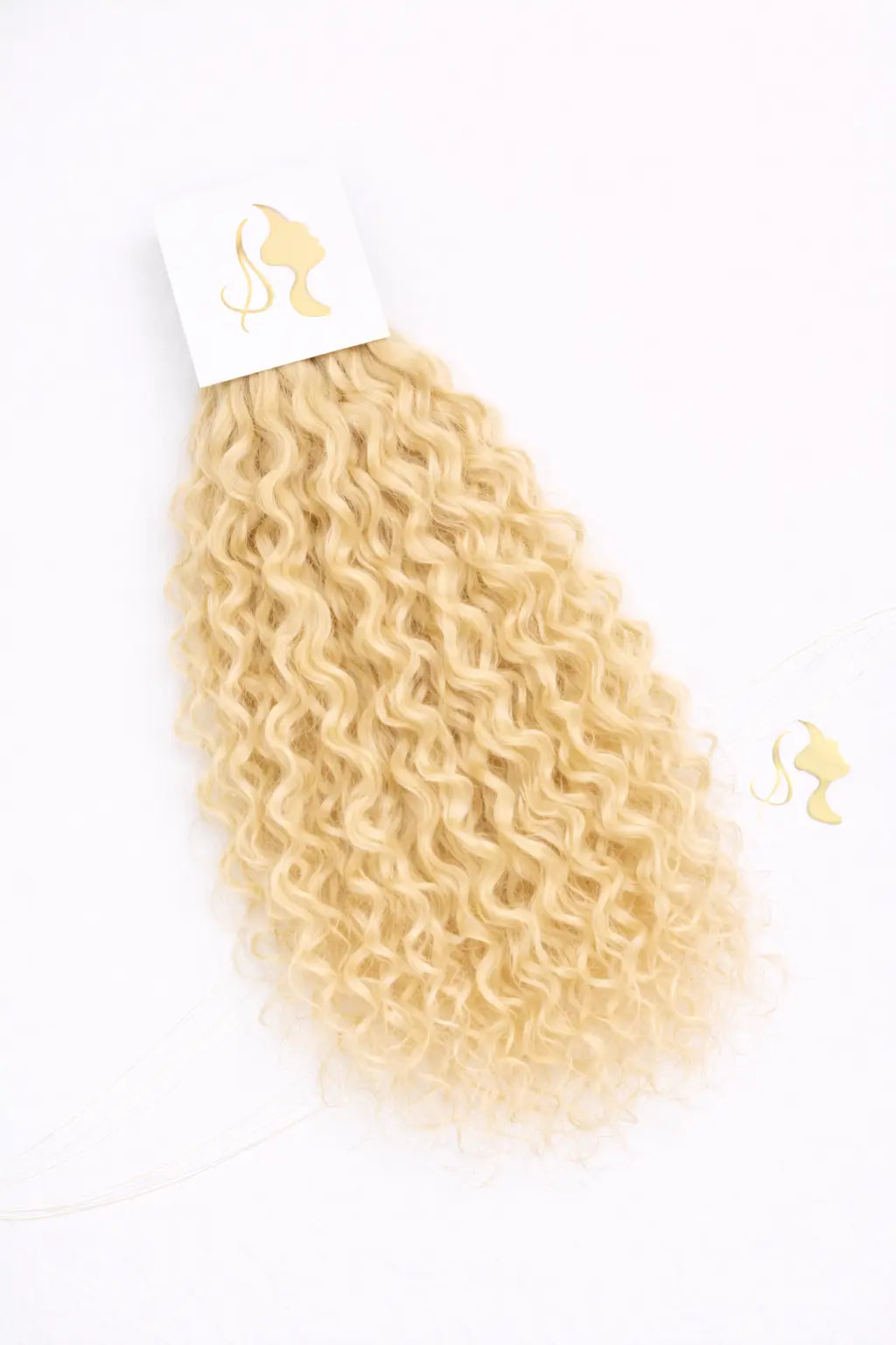 Extensions Raw Hair Bouclées Blond Doré #613 : L'Éclat Audacieux sur Boucles Naturelles