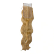 Closure HD 4x4 ondulée blond miel #27 Raw Hair 100% naturel. Dentelle invisible, ondulations naturelles, aspect ensoleillé. Durée 3-5 ans. France.