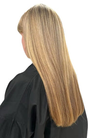 Extensions Raw Hair Lisses — Blond Clair #6. Un blond clair naturel et lumineux, sur des cheveux vrais. La teinte qui s'intègre parfaitement pour un résultat indiscernable.