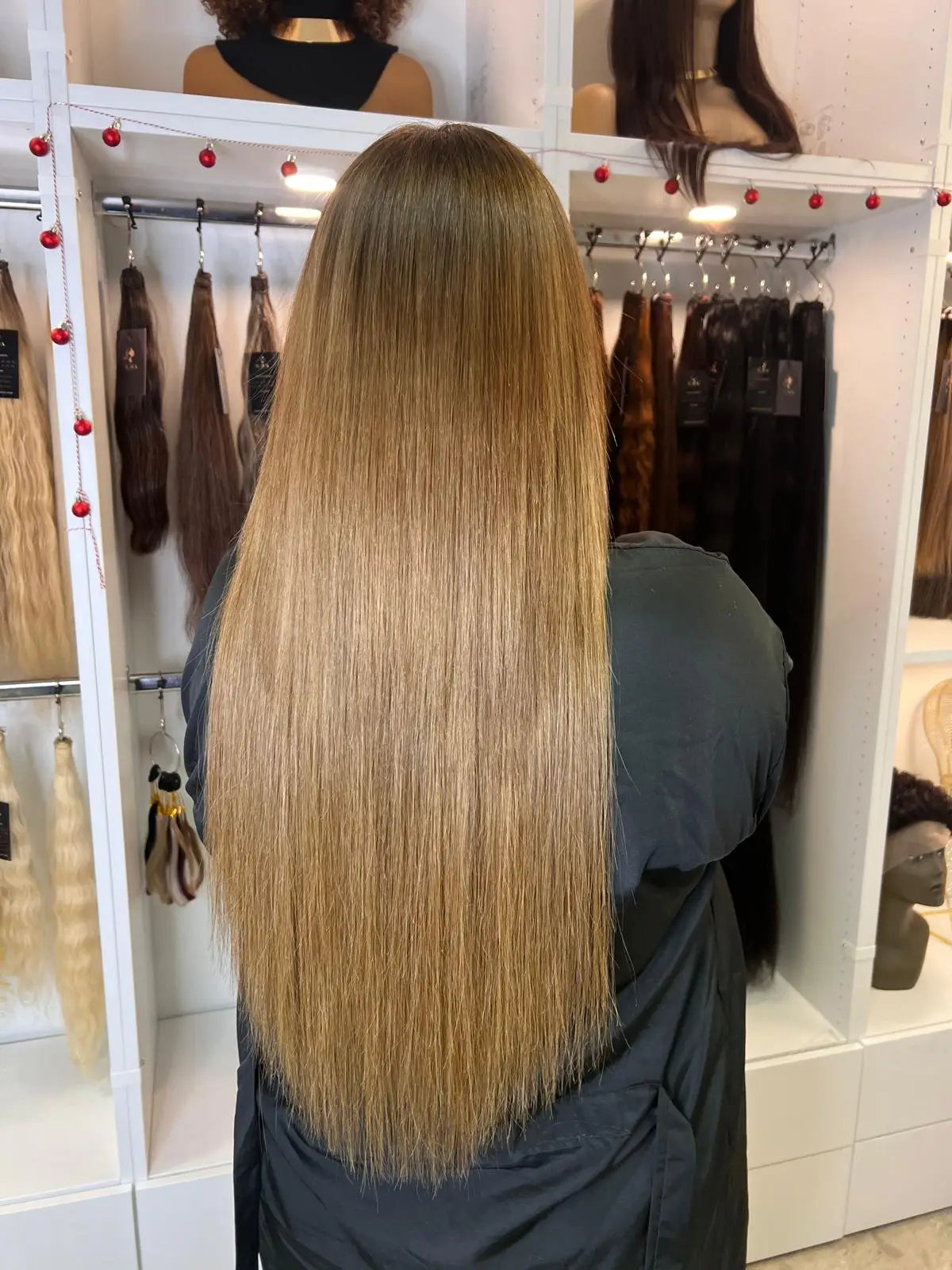 Extensions Raw Hair Lisses — Blond Clair #6. Un blond clair naturel et lumineux, sur des cheveux vrais. La teinte qui s'intègre parfaitement pour un résultat indiscernable.