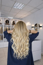Sublimez votre look avec nos extensions 100% cheveux vierges Raw Hair en blond platine #613. Cette teinte ultra lumineuse et éclatante est parfaite pour un look glamour ou comme base idéale pour toutes les colorations pastel.