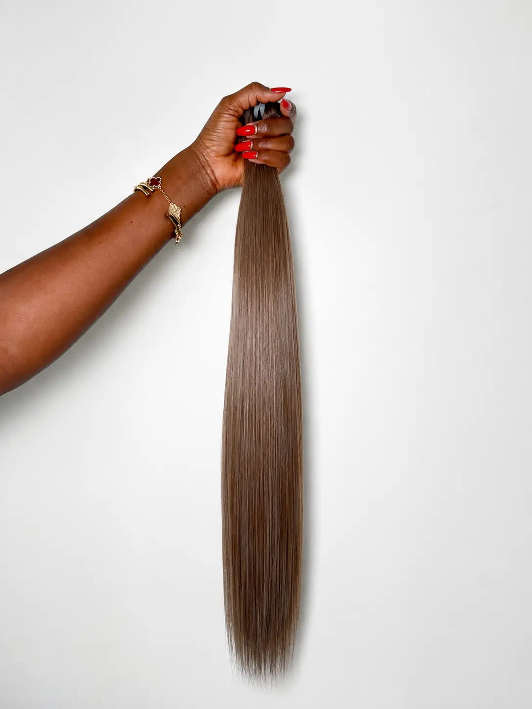 Un blond clair naturel et lumineux, sur des cheveux vrais. La teinte qui s'intègre parfaitement pour un résultat indiscernable