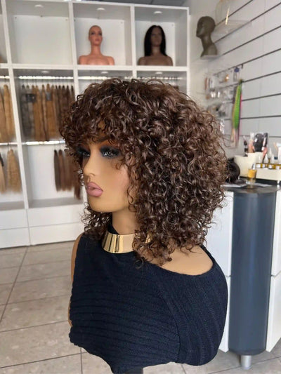 perruque LUCIE, confectionnée à partir de 100% cheveux humains vierges. Élégance naturelle et sophistication pour une transformation instantanée et réussie.