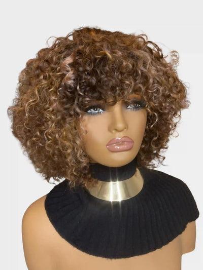 La teinte #4/24 offre un magnifique dégradé châtain clair vers blond miel, créant un effet lumineux et sophistiqué qui illumine votre visage.