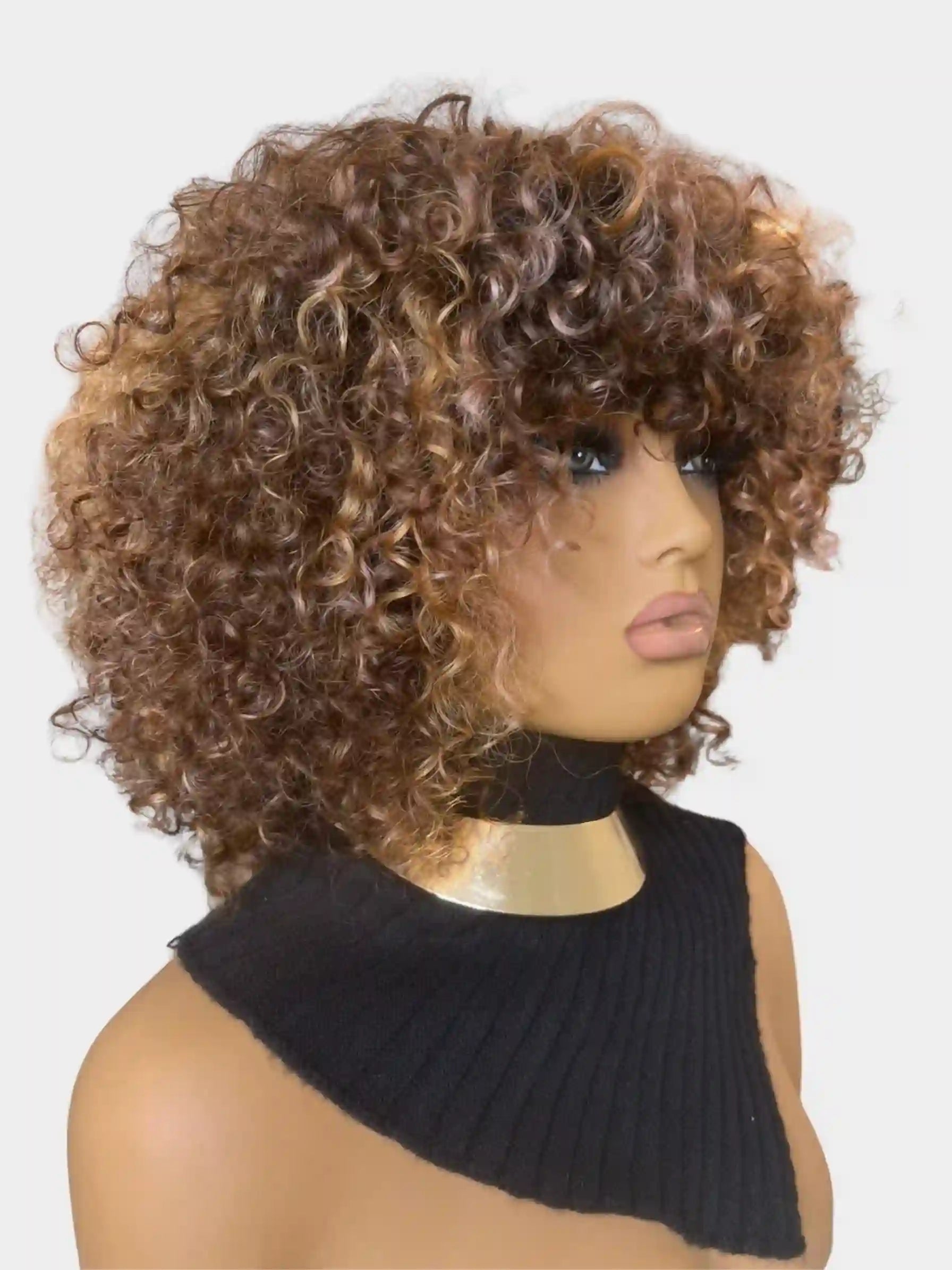 La teinte #4/24 offre un magnifique dégradé châtain clair vers blond miel, créant un effet lumineux et sophistiqué qui illumine votre visage.