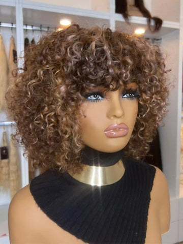 La teinte #4/24 offre un magnifique dégradé châtain clair vers blond miel, créant un effet lumineux et sophistiqué qui illumine votre visage.