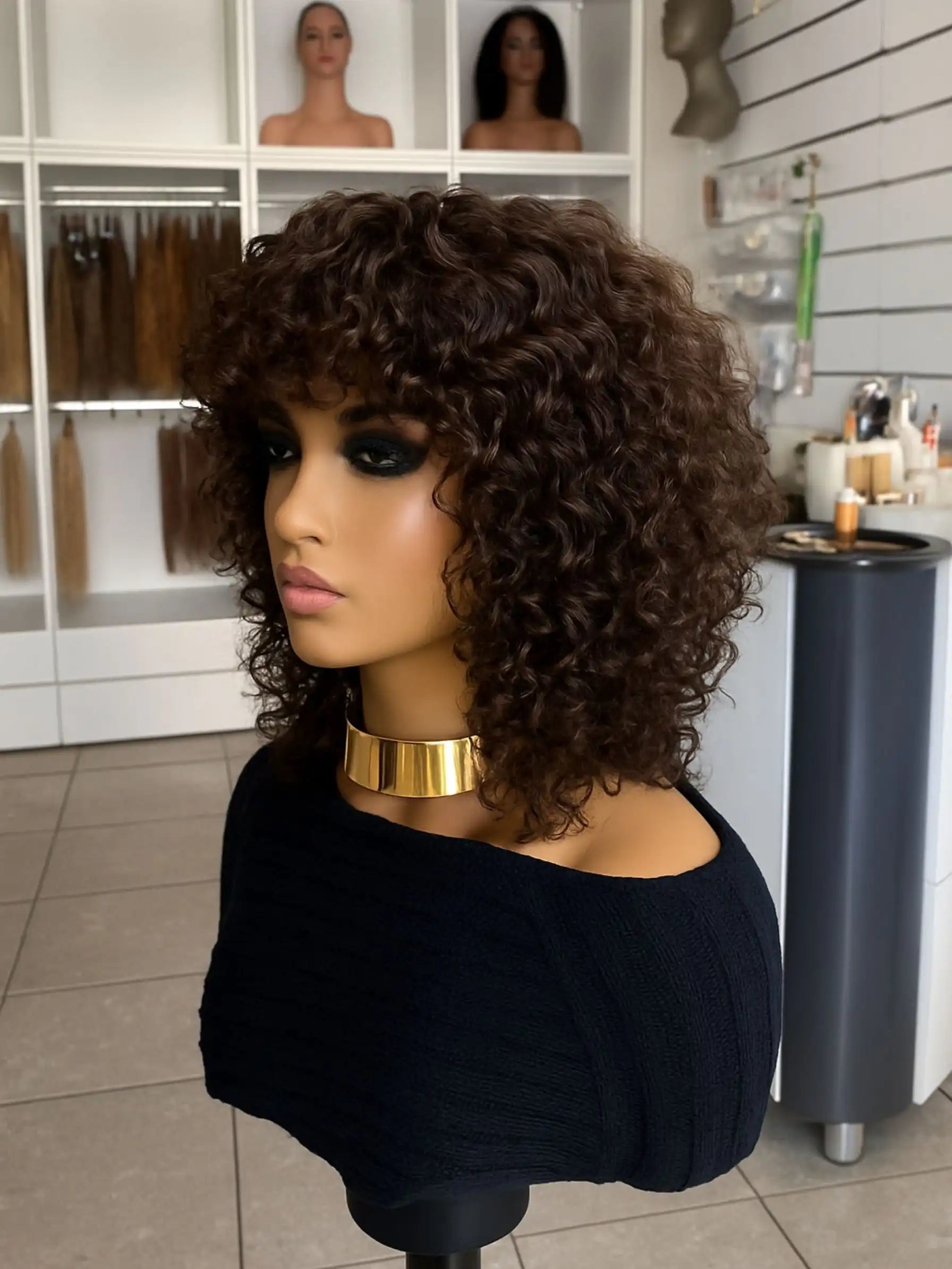 Perruque 100 % cheveux naturels modèle CECILIA de NahaHair, perruque lisse et élégante pour femme.