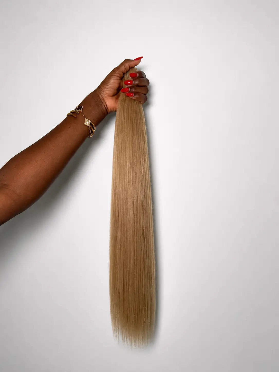 Un blond miel chaud et lumineux, sur des cheveux vrais. La teinte qui réchauffe le teint et illumine naturellement.